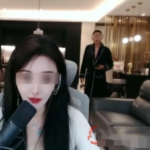 虎牙女主播“璐宝”直播时突遇浴袍男闯入：直播事故还是炒作？