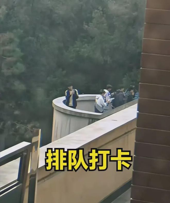 兰州交大情侣公共楼梯亲密行为引争议，不雅画面成热点