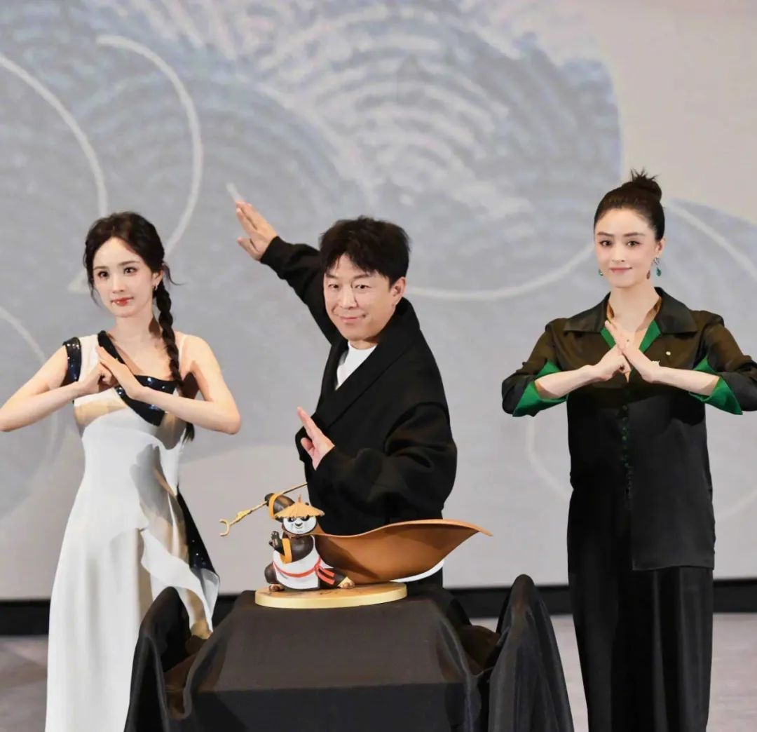 41岁蒋欣瘦身成果显著,长腿细腰吸睛