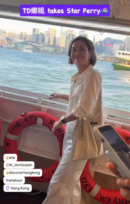 42岁李娜美丽动人，V领衬衫映衬女神气质