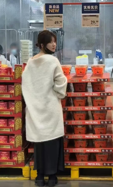 赵露思马尾素颜，超市心情愉悦