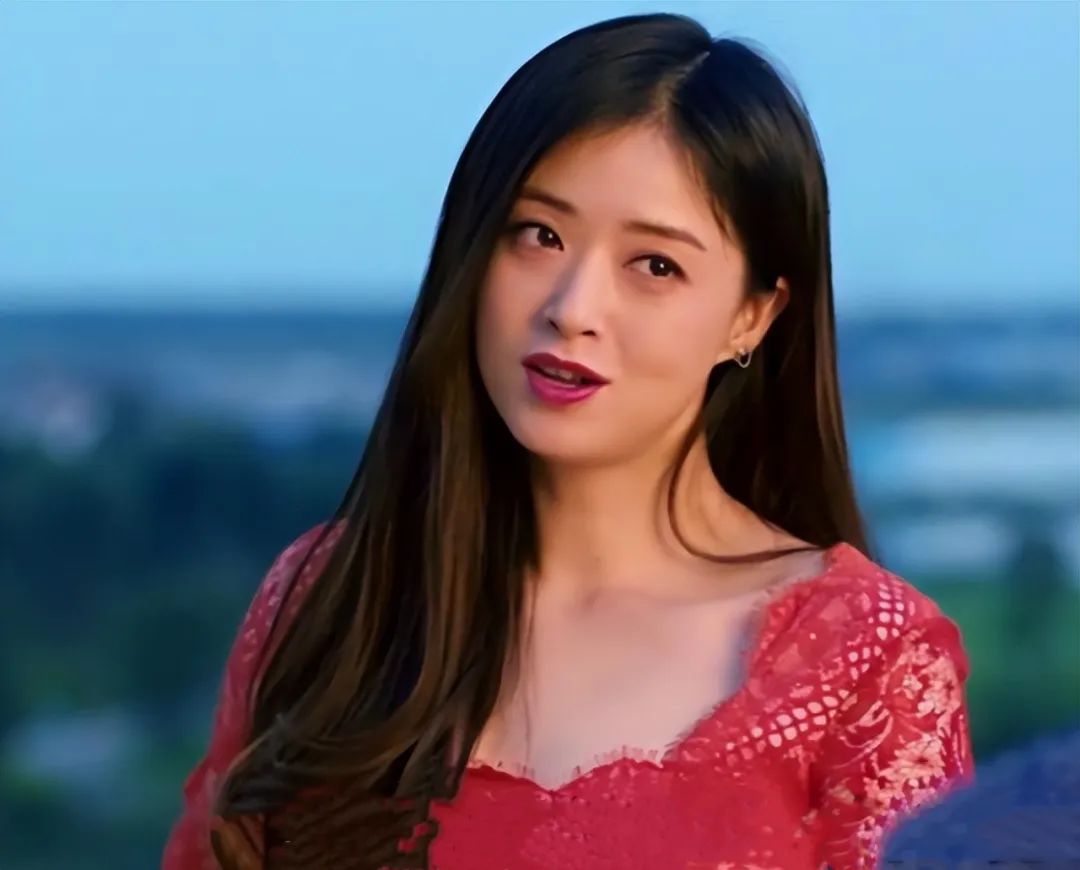 41岁蒋欣瘦身成果显著,长腿细腰吸睛