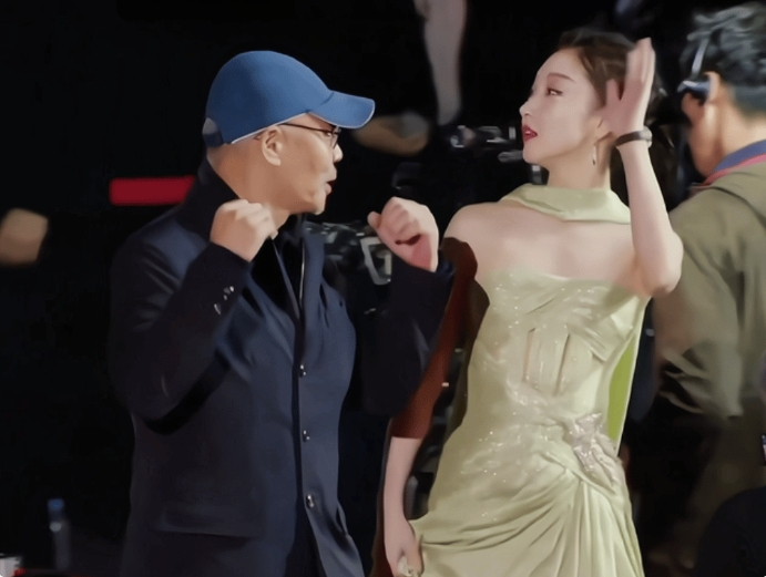 32岁周冬雨韩国行，连衣裙造型纯欲兼备