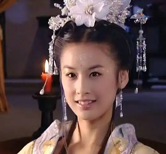 黄圣依早年照片美翻天，刘亦菲般的美貌