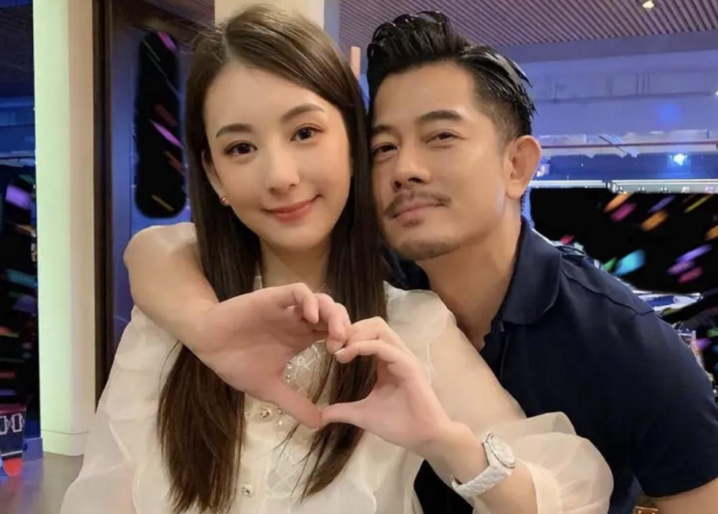 郭富城庆生照曝光，方媛裙装显高贵气质