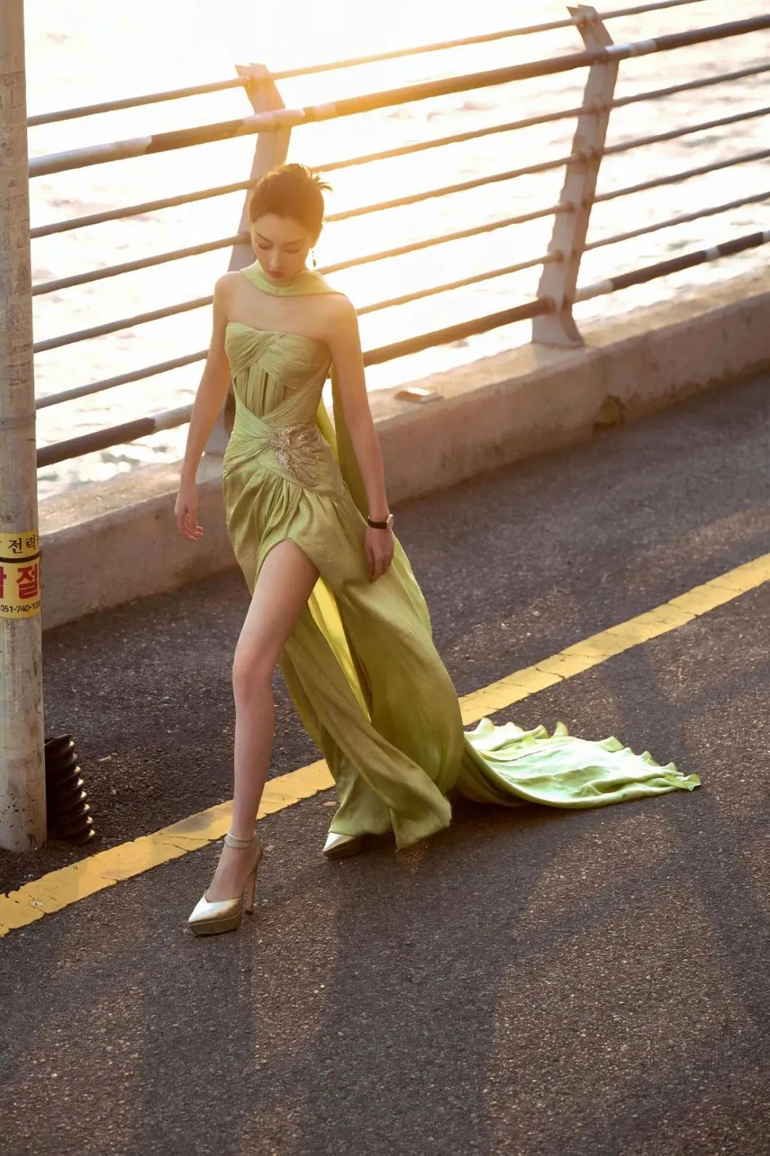 32岁周冬雨韩国行，连衣裙造型纯欲兼备
