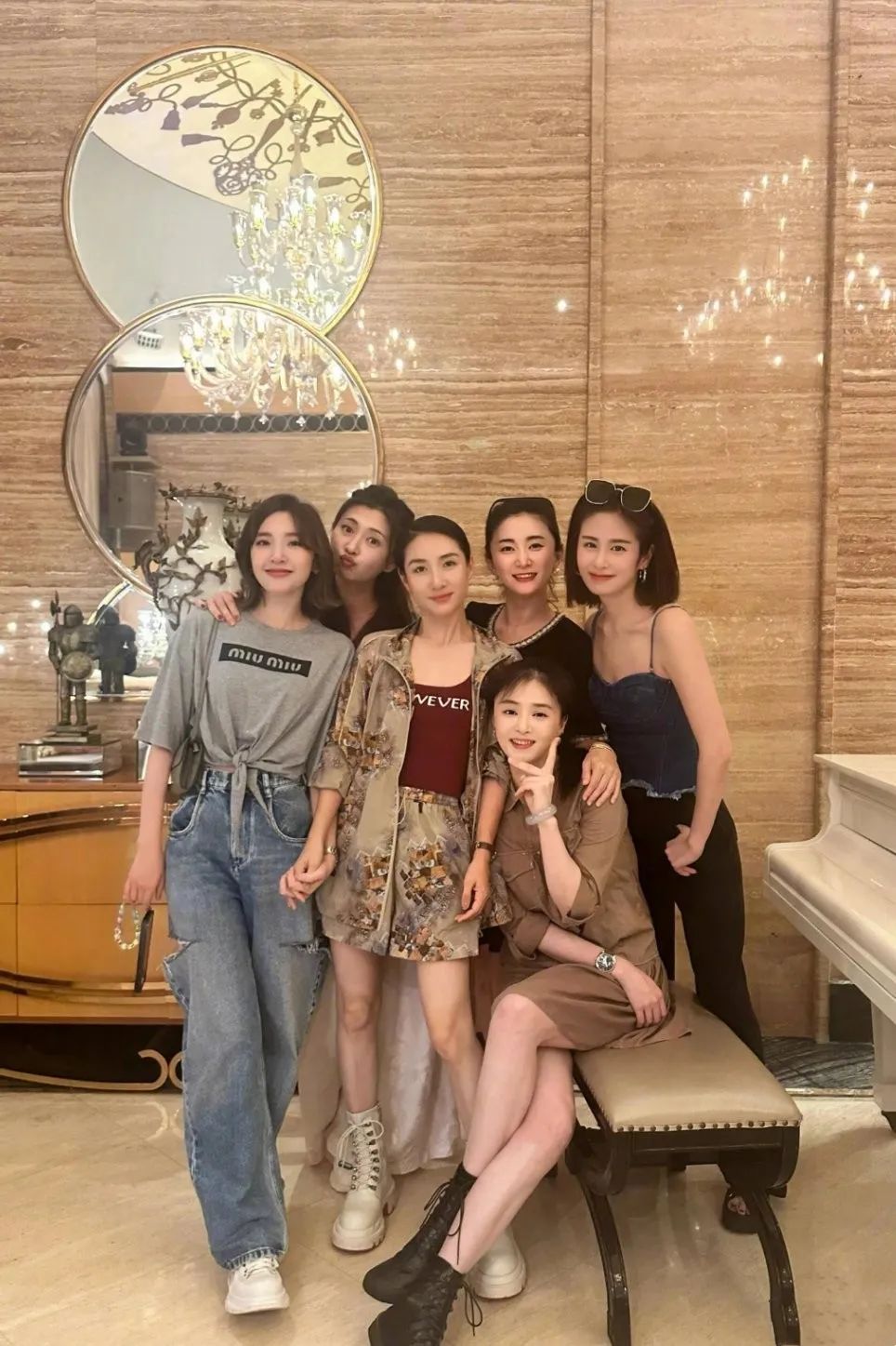 41岁蒋欣瘦身成果显著,长腿细腰吸睛