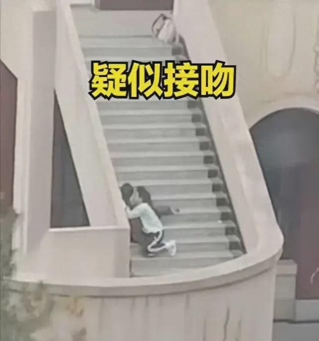 兰州交大情侣公共楼梯亲密行为引争议，不雅画面成热点