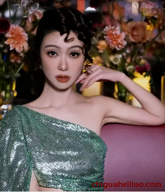 薛凯琪火锅店偶遇，43岁看起来只有20岁