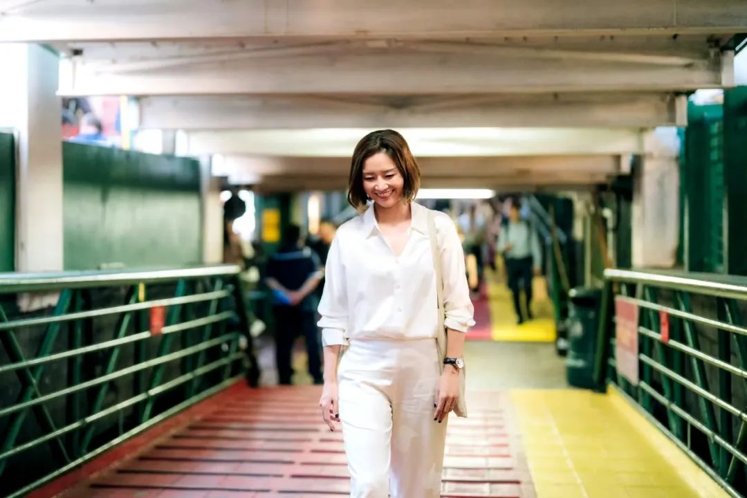 42岁李娜美丽动人，V领衬衫映衬女神气质